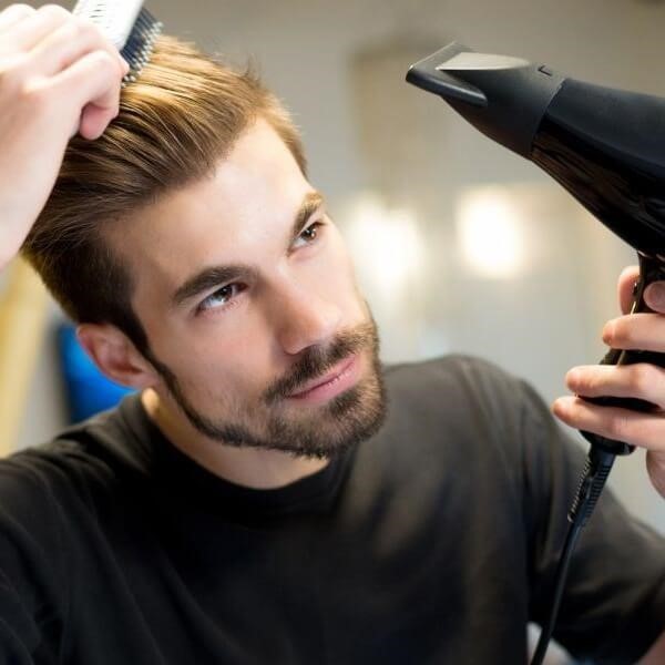 Máy sấy tóc giúp phái mạnh tạo kiểu cho mái tóc của mình