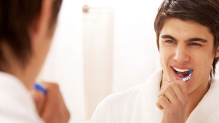 Vệ sinh răng miệng cho nam giới vô cùng quan trọng, nếu thực hiện không đúng cách rất dễ gây nên những căn bệnh về răng miệng.