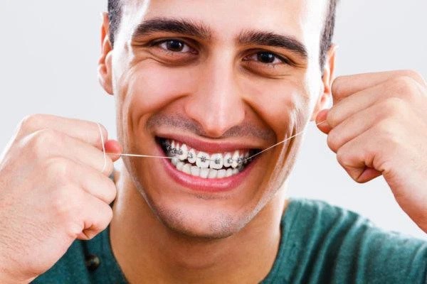 Sử dụng chỉ nha khoa thay vì sử dụng tâm sẽ an toàn hơn nhiều cho răng, tránh các kẽ hở gây nên mắc kẹt lại thức ăn thừa.