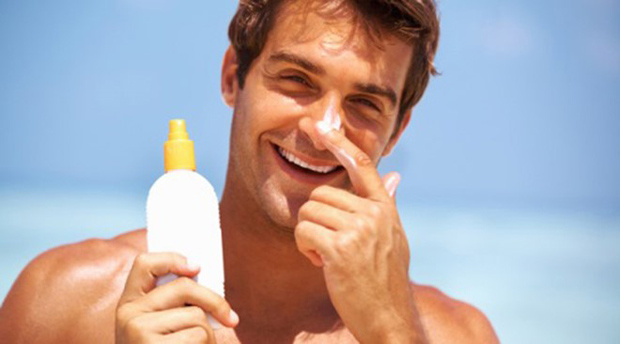  Không chỉ phái nữ mà nam giới cũng cần sử dụng kem chống nắng hàng ngày để bảo vệ làn da khỏi tia cực tím  