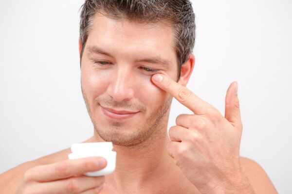  Khi sử dụng kem dưỡng mắt cho nam, bạn cũng nên thao tác nhẹ nhàng để tránh làm tổn thương vùng mắt  