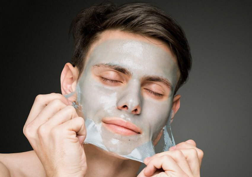 ( Sử dụng mặt nạ dưỡng da sẽ giúp phái mạnh giữ được làn da sạch sẽ, tươi trẻ hơn )