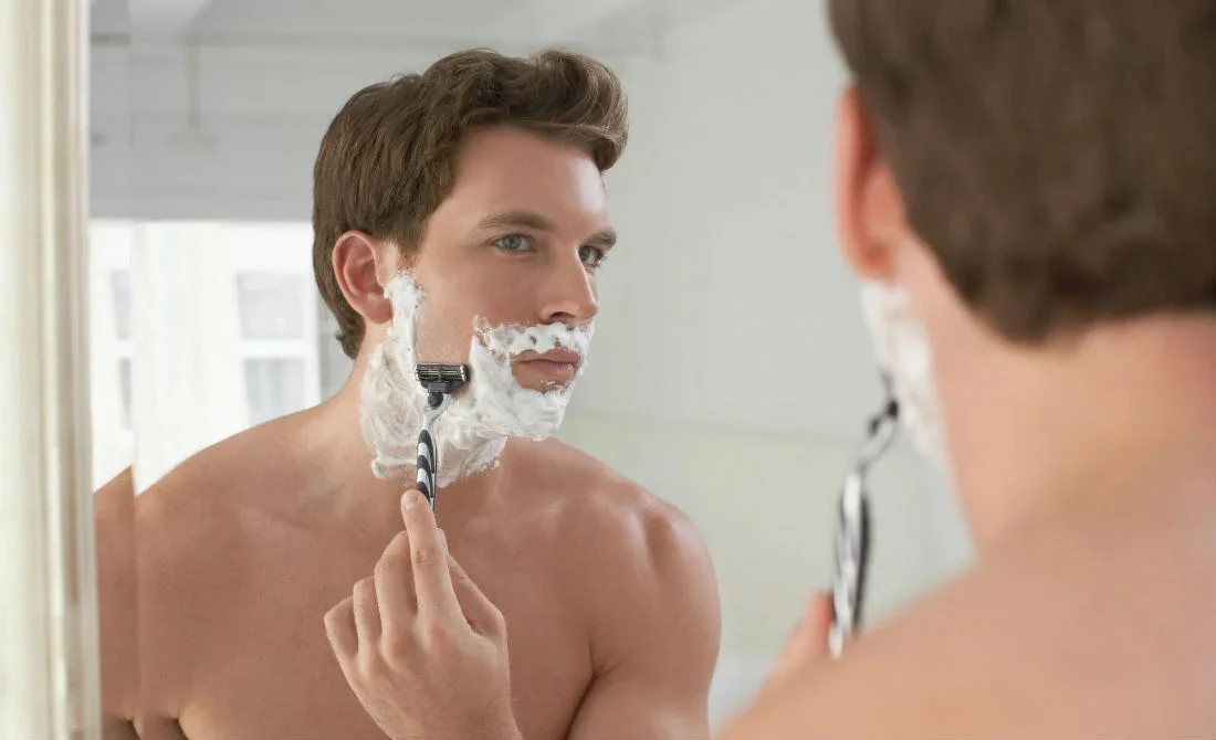 Dùng bọt cạo râu để làm mềm sợi râu trước khi cạo giúp giảm kích ứng da