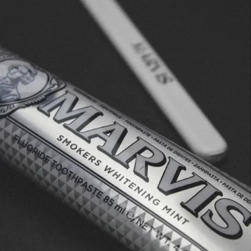 Marvis Smokers Whitening Mint với công thức hỗ trợ làm sáng răng cho người hút thuốc