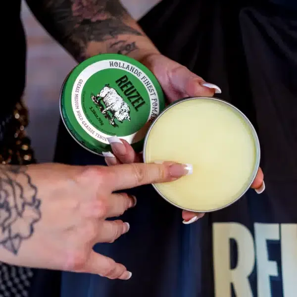 Sáp pomade cho độ bóng cao phù hợp kiểu tóc cổ điển sang trọng