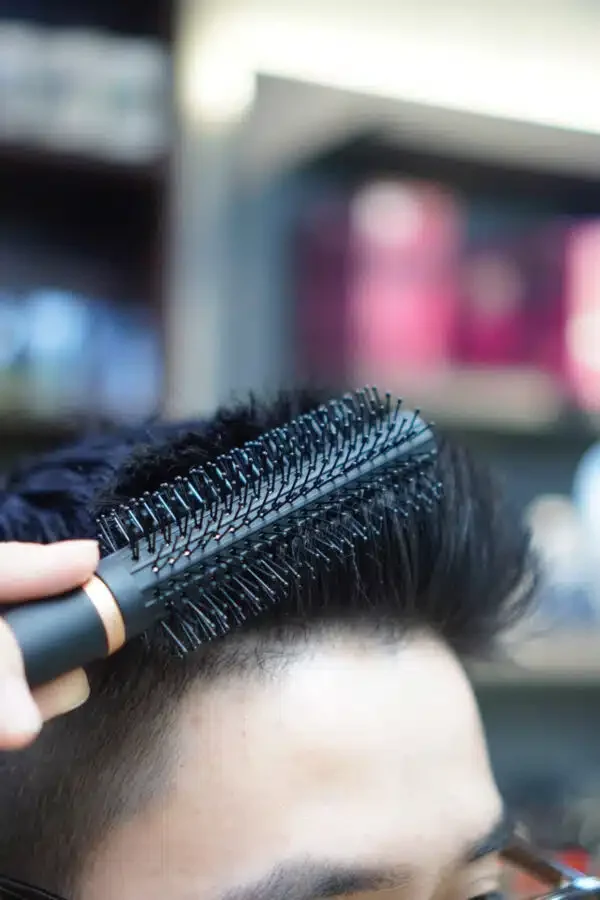Sấy tóc bằng lược tròn tạo độ phồng và nếp uốn tự nhiên